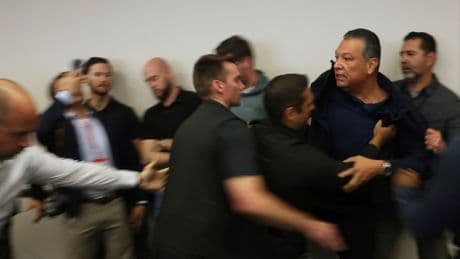 Alex Padilla in Handschellen: „Trump und seine Schocktruppen sind außer Kontrolle“