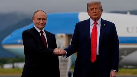 Trump ve Putin'in Alaska zirvesi: İki lider el sıkıştı