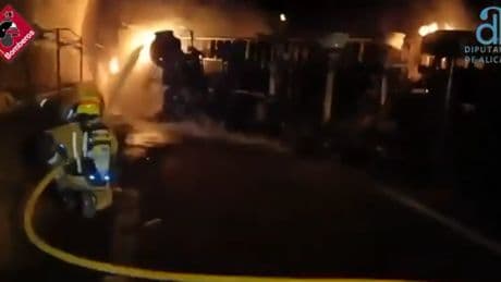 Muere el conductor de un camión al volcar en un túnel de la AP-7 en Alicante
