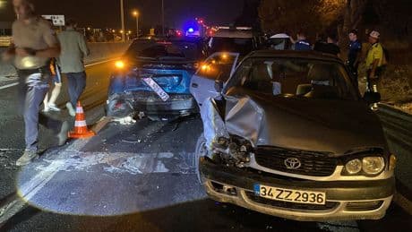Polisten kaçıp kaza yapan otomobilin içinden çok sayıda kaçak göçmen çıktı