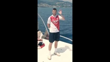 Während alle feiern - Kuriose Aktion von Ex-Bayern-Star
