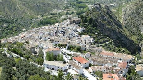 El bonito pueblo de calles empedradas al abrigo de una peña y rodeado de barrancos, naturaleza y un sendero inolvidable