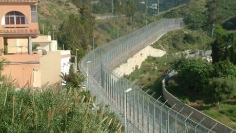 Un guardia civil, lesionado al intentar impedir la entrada de migrantes por la valla de Ceuta