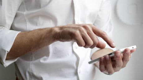 "Trecento euro per 90 minuti di lavoro": la truffa via SMS che promette stipendi d’oro