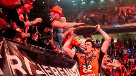 Volleyball-Bundesliga: Meister-Bier aus Schuhen: Berlin Volleys feiern Dominanz