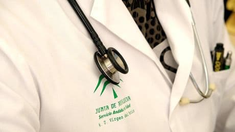 Denuncian la agresión racista a una médica en Sevilla Este mientras la grababa con su móvil: "Vuelve a tu país"
