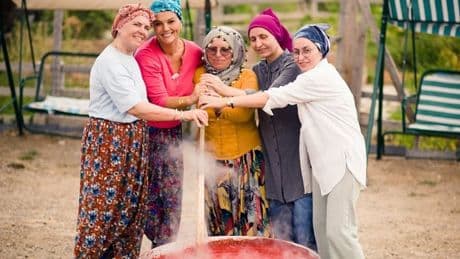 Ünlü oyuncunun kış hazırlığı… Kolları sıvadı, salça yaptı
