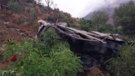 Bus precipita in un burrone in Perù, almeno 15 morti e 30 feriti: volo di circa 50 metri in una zona tortuosa