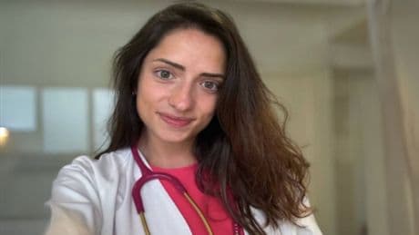 Sara Marín, médica: “Si congelas el pan y sacas una rebanada para meterla en la sartén o en la tostadora, favorecerás la salud de tu microbiota”