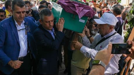CHP lideri Özgür Özel, Manisa'da cenaze törenine katıldı