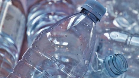 Dopo il tappo non rimovibile, le bottiglie di plastica cambiano ancora: ecco come