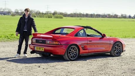 Merijn (21) rijdt een vlammende ’Japanse Ferrari’: ’In deze auto moet ik wel oppassen’