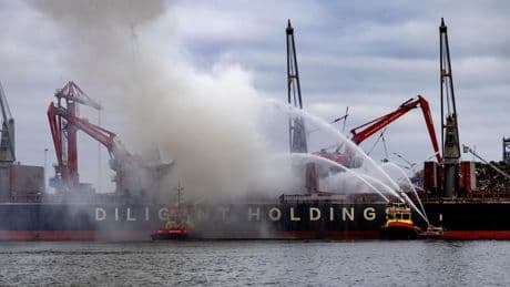 Brand op schip in Amsterdamse haven is uit