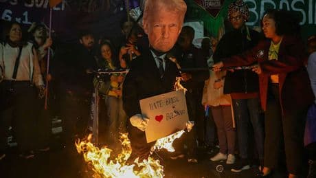 Demonstranten in Brasilien zünden Trump-Puppen an