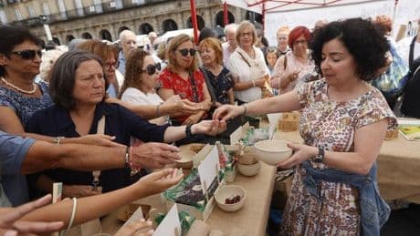 Los bilbaínos acaban con 350.000 cerezas en hora y media
