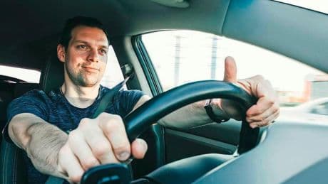 Trekt je auto echt sneller op met E5-benzine? Dit zijn de verschillen tussen dure en goedkope brandstof