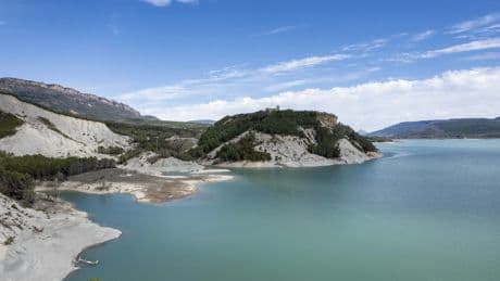 El imponente embalse de aguas turquesas de Navarra que es considerado el 'mar de los Pirineos'