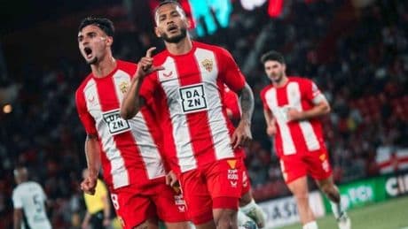 Luis Suárez mantiene la aspiración al playoff del Almería y desciende al Ferrol