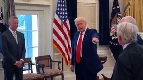 Trump enthüllt vor Kamera - So profitieren seine Freunde vom Zoll-Hammer