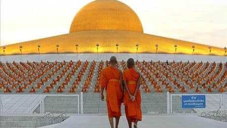 Escándalo en Tailandia: una mujer detenida por extorsionar a 9 monjes budistas con los que mantuvo relaciones sexuales
