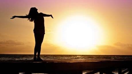 Caldo estremo, come proteggersi davvero: dai segnali del corpo ai comportamenti corretti