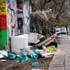 Sofa auf dem Bürgersteig: Höhere Bußgelder für illegalen Müll in Berlin