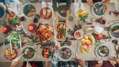 «Elle est arrivée avec un gâteau entier !» : ces clients qui apportent leur propre nourriture au restaurant