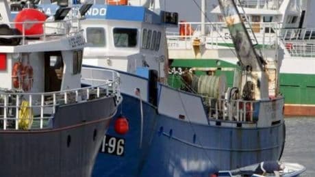 Las llamas devoran un buque en el puerto de Ribeira tras cuatro horas