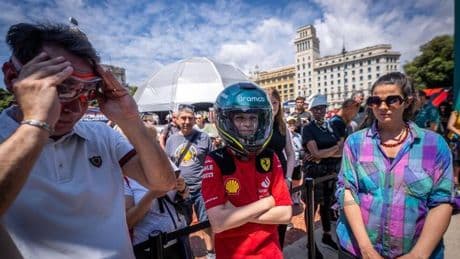 El centro de Barcelona se rinde nuevamente a la F1: "Ojalá pueda ver a Fernando"