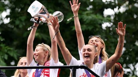 Lionesses victory parade live: Fans sing ‘it’s coming home’ as Euro 2025 winners travel down Mall in open-top bus