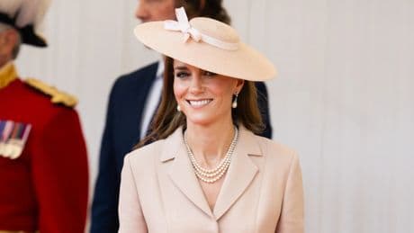Kate Middleton recrea un conjunto de Dior para recibir a Brigitte Macron