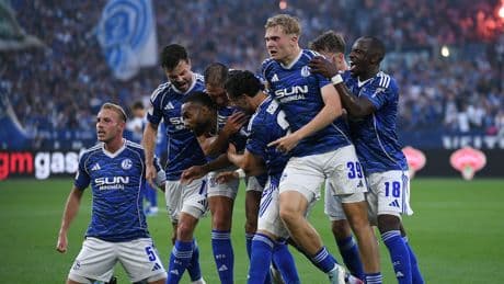 1. FC Kaiserslautern - Schalke 04 im Liveticker: 50.000 Fans bei Traditionsspiel dabei