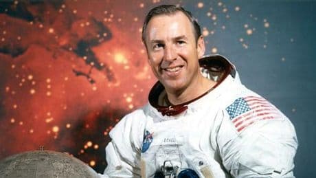 Jim Lovell, morto l'astronauta della missione Apollo 13: aveva 97 anni. Lanciò l'sos dallo spazio «Houston, abbiamo un problema»