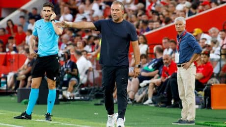 Hansi Flick ergert zich aan spelers FC Barcelona bij start La Liga: ’Dat kan niet, daar moeten we over praten’
