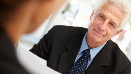 Le cocktail contre la discrimination des seniors en entreprise : formation et insertion