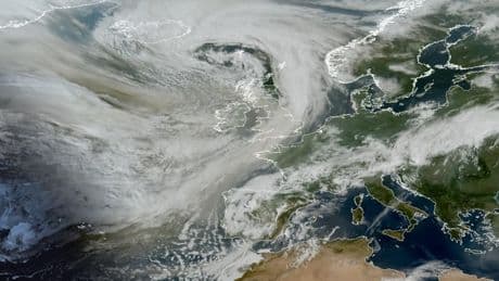 Un ciel voilé et jaunâtre: un panache de fumée visible en Bretagne et en Normandie à cause des incendies au Canada