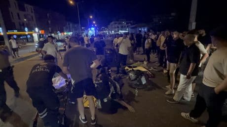 Ters şeritten U dönüşü yapan otomobil motosikletle çarpıştı