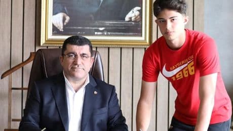 Kayserispor'da Kayra profesyonel oldu