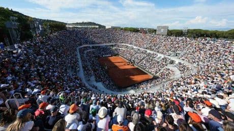 Internazionali, la piaga degli scommettitori in tribuna: quegli "strani" insulti a De Minaur e Mensik. «Daspo per chi disturba le partite»