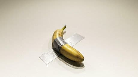 La banana di Cattelan mangiata ancora, valeva 150mila dollari. L'artista: «Doveva divorare anche il nastro»