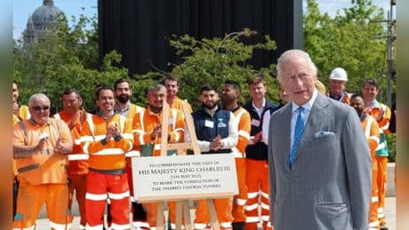 Eröffnung des neuen "Super-Abwasserkanals": König Charles feixt mit den Bauarbeitern