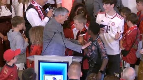 Fans auf der Bühne - Bayern-Boss fragt plötzlich nach Ordnern!