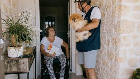 « C’est un facteur en or » : au guichet comme en tournée, Maxence Galia, artisan du lien social dans l’Hérault