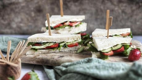 Ensaladas, sándwiches…7 recetas para comer fresas más allá del postre