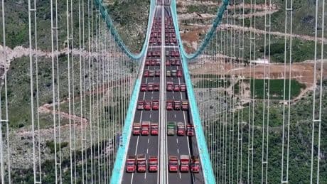 625 Meter über dem Tal - Höchste Brücke der Welt besteht Belastungstest