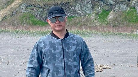 Pilot having heart attack manages to land tourists safely on volcano then dies