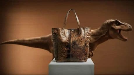 Lo último de los 'influencer' de la ingeniería genética: bolsos con piel de T-Rex