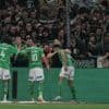 Ligue 1 : Saint-Etienne enfonce l'OL dans un derby marqué par une interruption temporaire causée par un jet de projectile sur un arbitre
