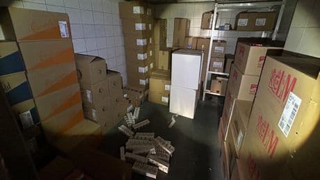 Zoll findet Bargeld und Waffen - Familie dealt mit 1,6 Millionen Zigaretten