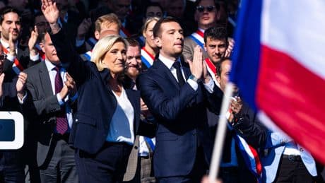 Présidentielle 2027 : Le Pen passe la main à Bardella sans la lâcher
